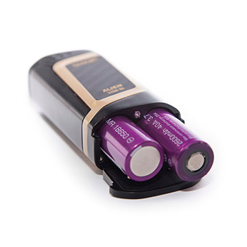 Smoktech Alien 220 W TC avec ses deux accumulateurs interchangeables de type 18650