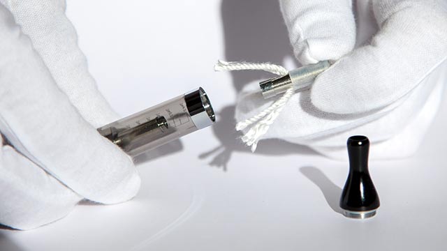 Pensez à bien replacer les mèches de chaque coté de la cheminée centrale lors du remontage 