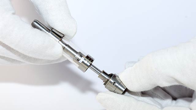 Dévissez la base de votre clearomiseur Kangertech Mini-Aerotank