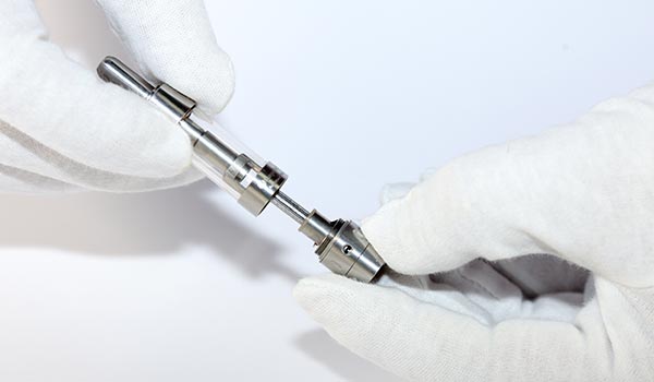 Commencez par dévisser la base de votre clearomiseur incluant la résistance