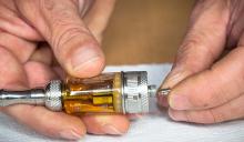 2 : Enlever le contact de la base du clearomiseur